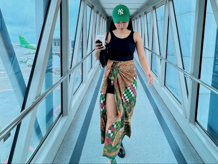 Intip Potret Kece Yura Yunita Pakai Kain Batik dan Tank Top di Bandara, Bisa Ditiru Nih!