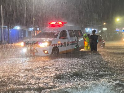  Mencekam! Penampakan Banjir Bandang di Parepare, Jalur Trans Sulawesi Lumpuh Total