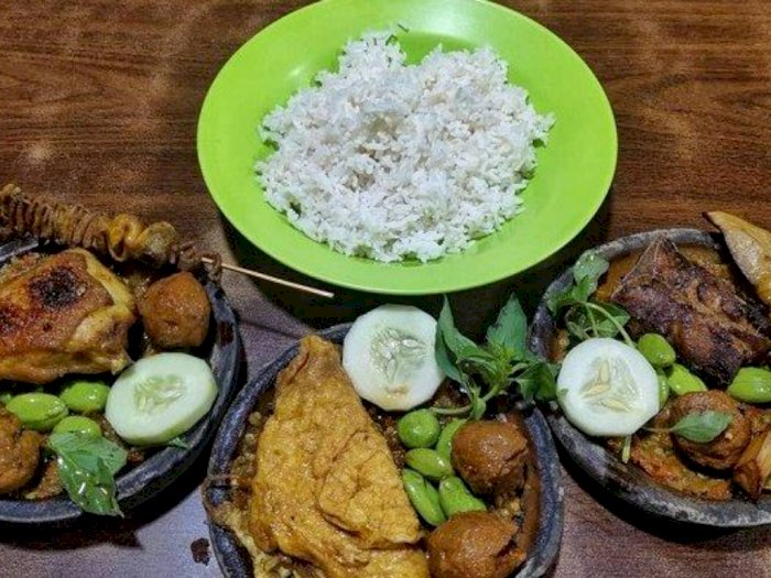 Penyetan Bang Ali: Rekomendasi Kuliner Pedas di Surabaya, Warungnya Gak Pernah Tutup!