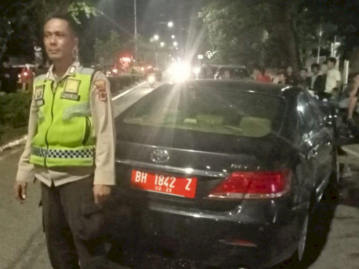 Mobil Dinas DPRD Jambi Kecelakaan Tunggal, Ada Wanita Tanpa Busana Keluar dari Dalam!