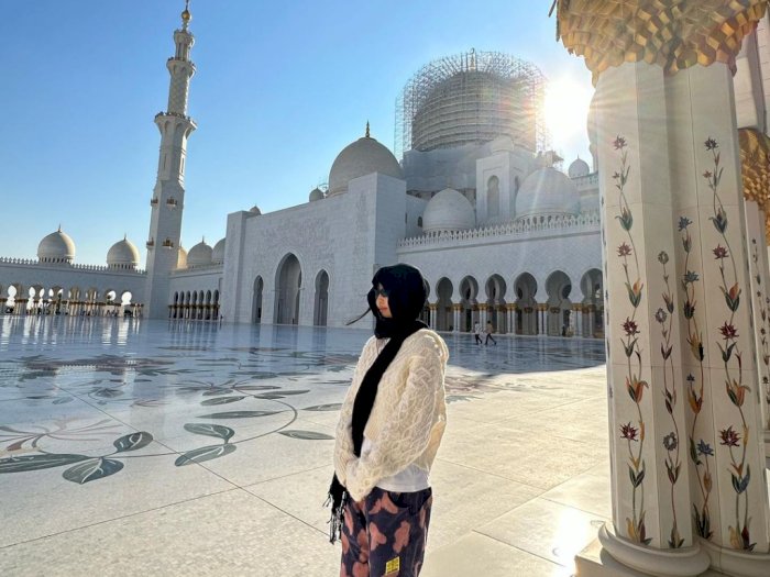 Heboh! Potret Jennie BLACKPINK Pakai Kerudung di Masjid Abu Dhabi, Netizen: Masya Allah