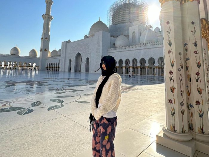 Pakai Kerudung saat Pose di Masjid Abu Dhabi, Segini Total Harga Outfit Jennie BLACKPINK!