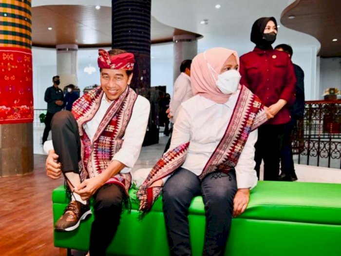 Presiden Jokowi Beli Sepatu Kets Tenun Bali: Kayak Anak 17 Tahun