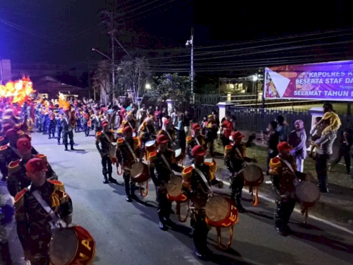 Ikut Pawai Lampion Cap Go Meh, Atraksi Drumband Prajurit TNI Bikin Meriah di Kalbar