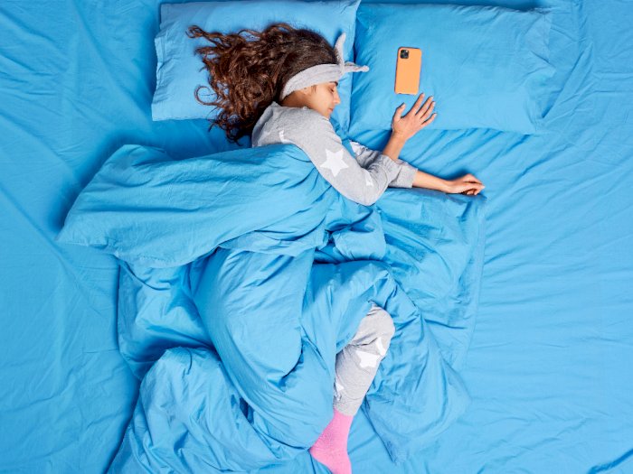 Benarkah Tidur di Samping Ponsel Tingkatkan Risiko Kanker?