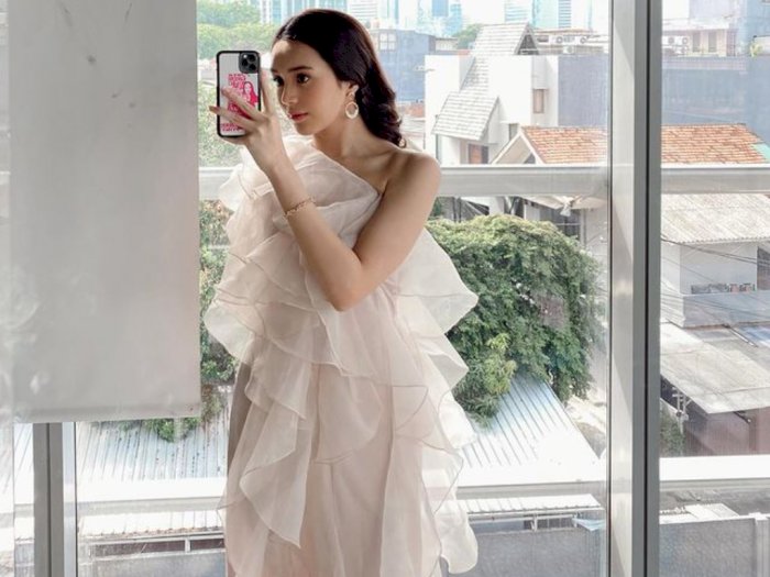 Pesona Beby Tsabina Mirror Selfie Pakai Dress Putih, Dipuji Cantik Kayak Bidadari