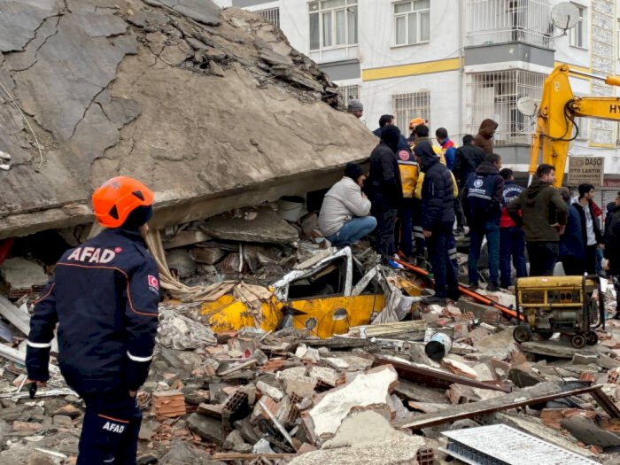 Turki Diguncang Gempa Terkuat sejak Tahun 1939, 912 Orang Dilaporkan Tewas