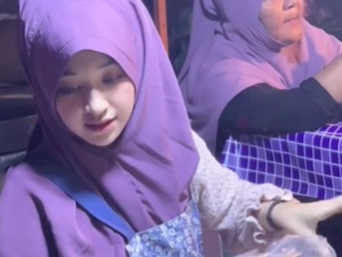 Viral Penjual Lamang Cantik Gayanya Mirip Ukhti-ukhti, Netizen: Pengin Bawa Pulang Mbaknya