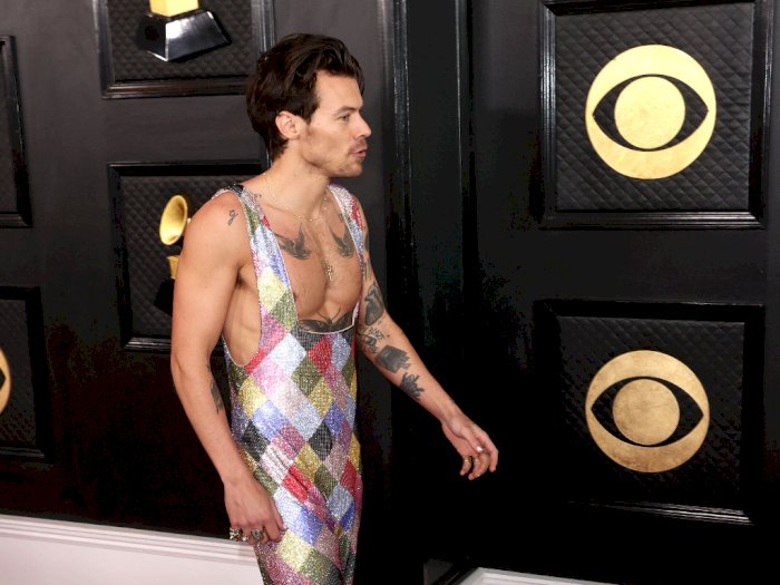 Intip Penampilan Harry Styles Pakai Jumpsuit Pelangi di Grammy Awards 2023