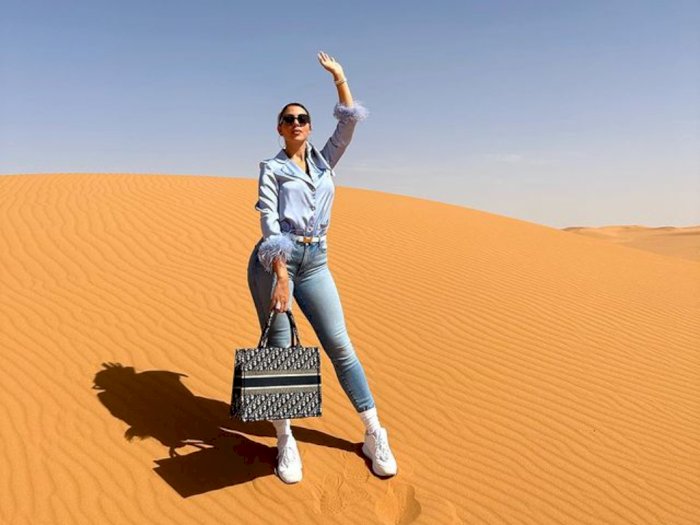 Gaya Tertutup Georgina di Arab, Pakai Skinny Jeans dan Kemeja Lengan Panjang