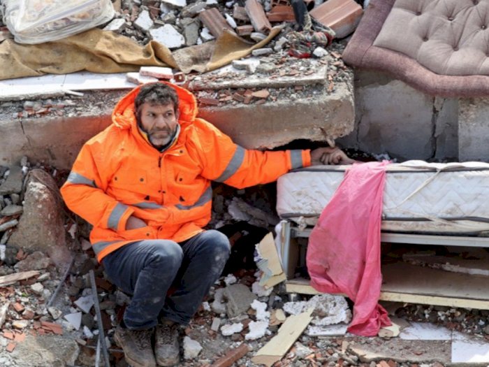 Netizen Hancur Lihat Foto Pria Turki Genggam Tangan Putrinya yang Tertimpa Bangunan