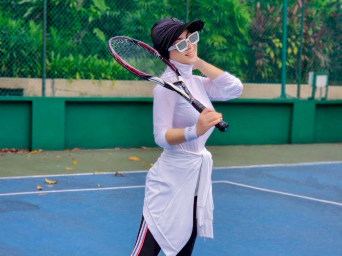 Syahrini Gak Pake Hijab Main Tenis Pakai Legging dan Kaos Ketat!