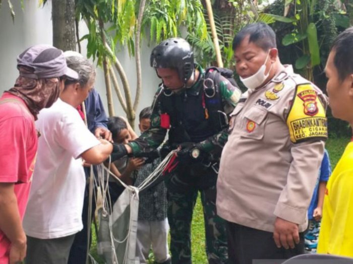 Penerjun Payung TNI Nyangkut di Pohon Palem Sedang Latihan Akibat Angin Kencang