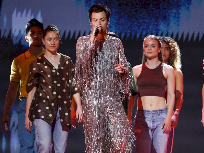 Harry Styles Sempat Terpleset saat Tampil di Grammy, Dancer-nya Ungkap Apa yang Terjadi