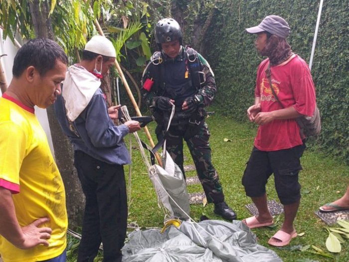 Geger Penerjung Payung TNI Nyangsang ke Halaman Rumah Warga di Jaksel, Ini Penyebabnya