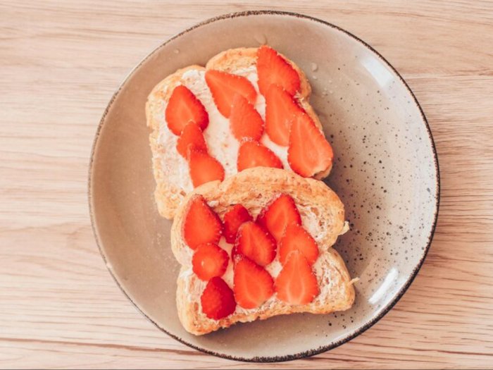 Resep Berry Sesame Toast, Roti Bakar dengan Strawberry Buat Sarapan