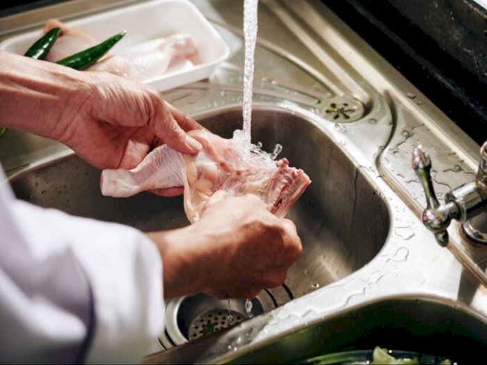 Gak Perlu Dicuci, Daging Sapi atau Ayam Cukup Dilap Sebelum Dimasak