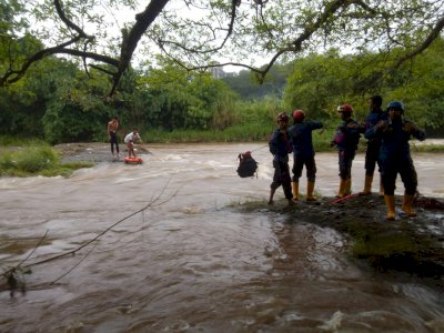 Dramatis! Proses Evakuasi 2 Remaja Terjebak Derasnya Arus Sungai Ciliwung