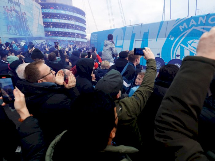 Fans Man City Gak Takut Diinvestigasi Premier League, Malah Acungkan Jari Tengah