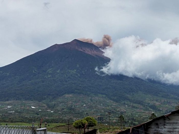 Profil Gunung Kerinci yang Erupsi Berstatus Level Dua, Warga Dilarang Mendekat