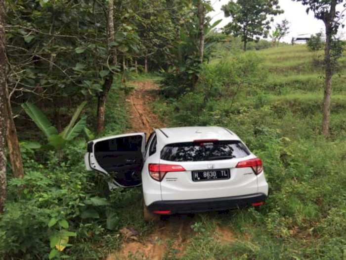 Aneh tapi Nyata! Mobil HRV Nyasar ke Hutan Pati, Gak Ditemukan Jejak Ban Sama Sekali