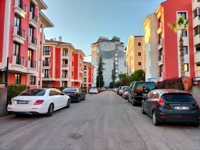 Jalanan di Turki Mirip Showroom, Ini Alasan Pemilik Mobil Senang Parkir di Luar Rumah 
