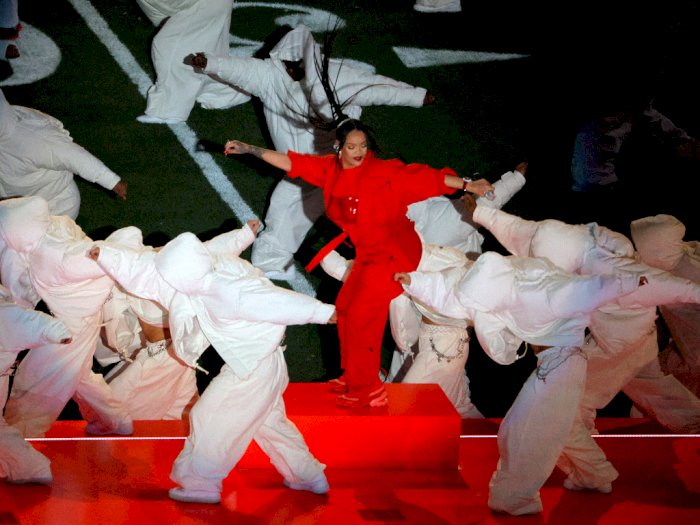 Koreografi Rihanna di Super Bowl 2023 Disorot ARMY: Mirip 'Run' BTS Gak Sih?