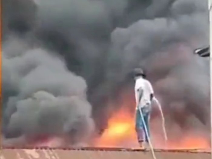 Aksi Heroik Pria yang Nekat Padamkan Kebakaran Seorang Diri di Atap Rumah, Pengendali Api?