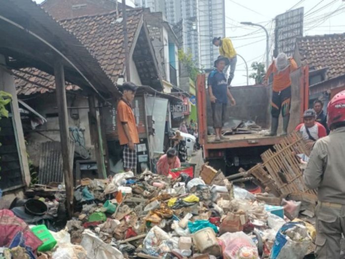 Kisah Warga Surabaya Tumpuk Sampah Selama 20 Tahun di Rumahnya, Tetangga Jadi Resah