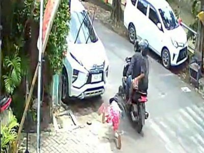 Video CCTV Aksi Penjambretan, Tragisnya Korban Perempuan Terseret hingga 3 Meter 