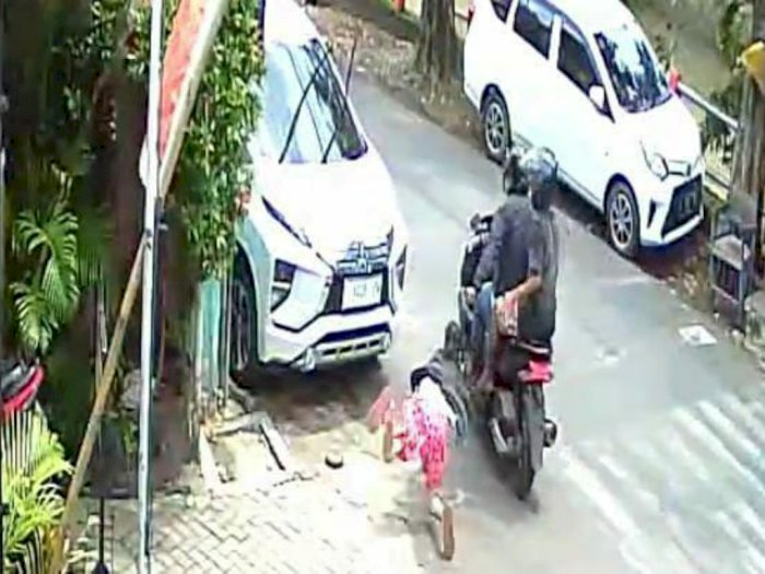 Video CCTV Aksi Penjambretan, Tragisnya Korban Perempuan Terseret hingga 3 Meter 