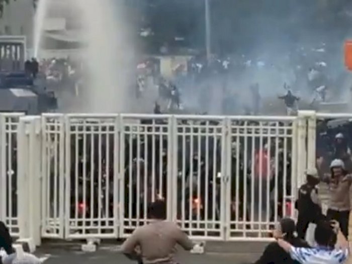 Gas Air Mata di Stadion Jatidiri Trending, Netizen: Senjata Andalan Mulai Dikeluarkan!