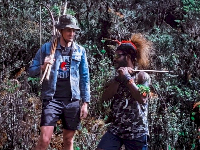 Penampakan Pilot Philip Mark Merthens Disandera KKB, Kenakan Kaos: Papua Merdeka