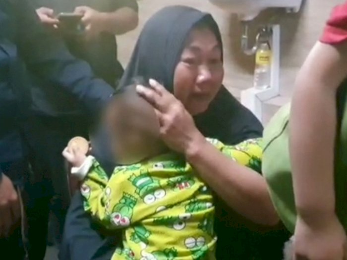 Isak Tangis Warnai Penyerahan Bayi yang Ibunya Dibunuh Karyawan Ayam Goreng di Bekasi