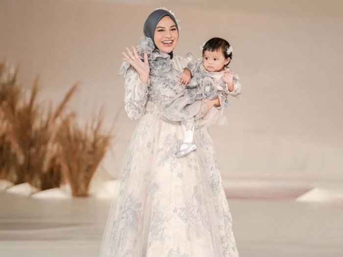 Gemasnya Ameena Ikut Fashion Show Busana Muslim Bareng Mama Aurel, Tangannya Dadah-dadah