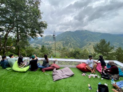 Pemandangan Indah Gunung Nona dari Dante Pine, Destinasi Wisata Viral di Sulawesi Selatan