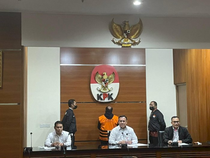Sempat Buron 7 Bulan, KPK Tahan Bupati Mamberamo Tengah Ricky Ham Pagawak Atas Kasus Suap