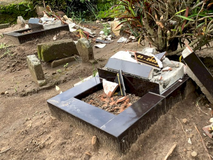 Di Luar Nalar! Puluhan Nisan Makam di Blitar Dirusak, Ada Tulisan 'Mungkar-Nakir'
