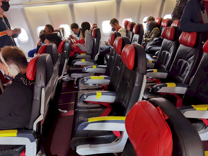 Viral Kursi Pesawat AirAsia Ditempel Lakban Kuning Bikin Penumpang Malu, Ini Kata Maskapai
