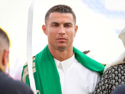 Potret Gagah Cristiano Ronaldo Pakai Gamis Putih dan Pegang Pedang: Ya Habibi