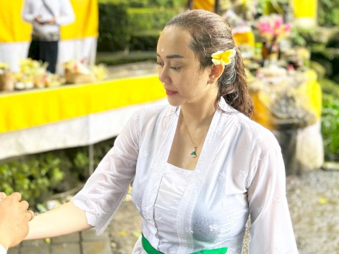 Cantiknya Aura Kasih Berbalut Kebaya Bali Ikut Ritual Melukat, Netizen: Resmi Jadi Hindu?