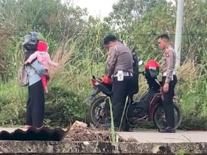 Momen Haru Polisi Bantu Pengendara Motor Kehabisan Bensin di Jalan, Aksinya Tuai Pujian