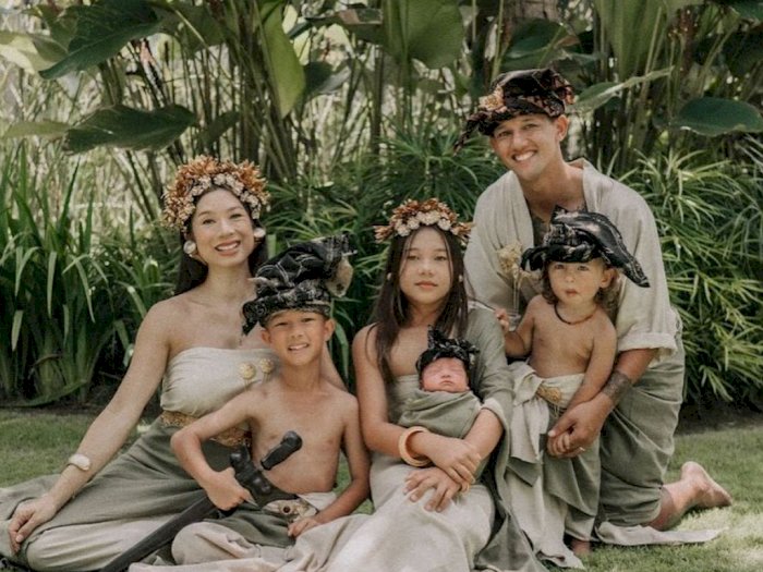Intip Family Potret Jennifer dan Irfan Bachdim Sama 4 Anaknya, Kompak Pakai Baju Adat Bali