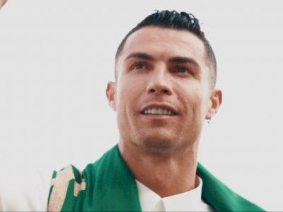 Cristiano Ronaldo Rayakan Hari Jadi Arab Saudi: Pakai Gamis Putih dan Pegang Pedang