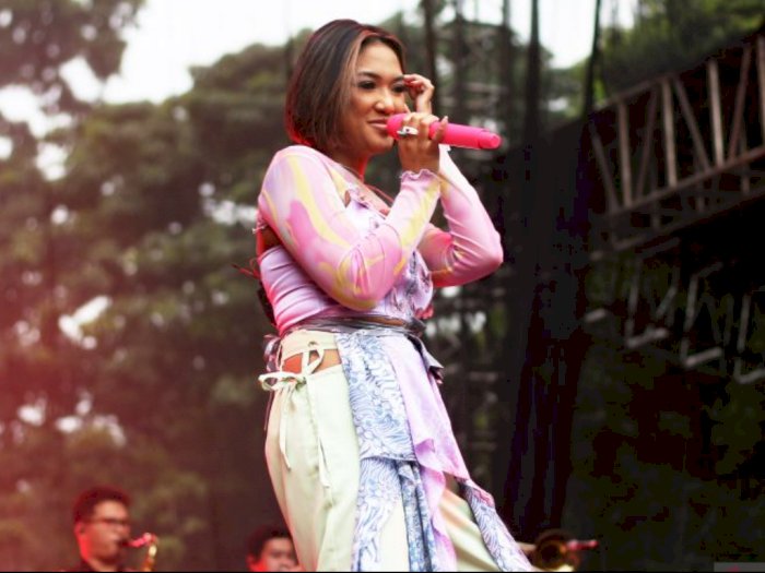 Meski Kena Rintik Hujan, Marion Jola Woles Nyanyi di Woke Up Festival di Senayan