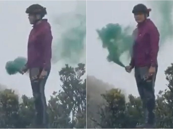 Video Detik-detik Pendaki Nyalakan Smoke Bomb di Gunung Gede, Demi Konten?
