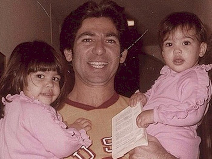 Teringat Kenangan dengan Mendiang Ayah, Kim Kardashian: Tolong, Datang ke Mimpiku