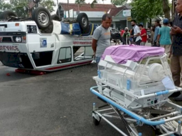 Ngeri! Mobil Ambulans Bawa Bayi Usia 3 Hari Terguling Usai Tertabrak Truk di Ciamis