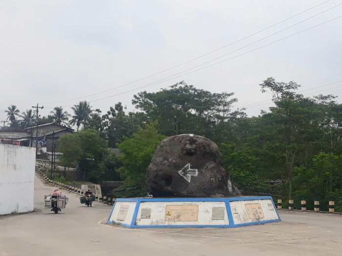 Serem! Batu Gajah Nggak Bisa Dipindahkan dari Tengah Jalan, Konon Dihuni Penunggu Merapi