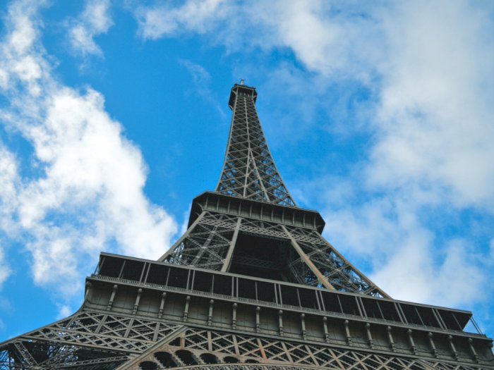 5 Cerita Horor Menara Eiffel yang Jarang Diketahui, Sosok Hantu hingga Ramalan Akhir Dunia